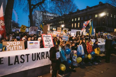 Hükümet, Londra (124; İngiltere - 2022.02.25): Ukrayna halkı, Rusya 'ya İngiliz Hükümeti, AB ve ABD' den Ukrayna 'daki savaşı durdurmak için daha sert yaptırımlar talep etmek üzere toplandı