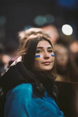Hükümet, Londra, 124; İngiltere - 2022.02.25: Ukrayna halkı protesto ediyor, binlercesi Rusya 'ya İngiliz Hükümeti, AB ve ABD' den Ukrayna 'daki savaşı durdurmak için daha sert yaptırımlar talep etmek için toplandı