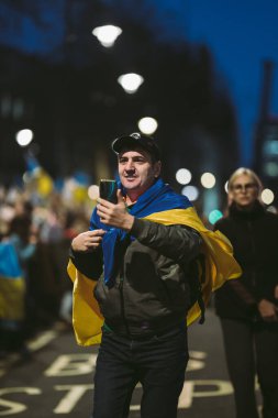 Hükümet, Londra, 124; İngiltere - 2022.02.25: Ukrayna halkı protesto ediyor, binlercesi Rusya 'ya İngiliz Hükümeti, AB ve ABD' den Ukrayna 'daki savaşı durdurmak için daha sert yaptırımlar talep etmek için toplandı