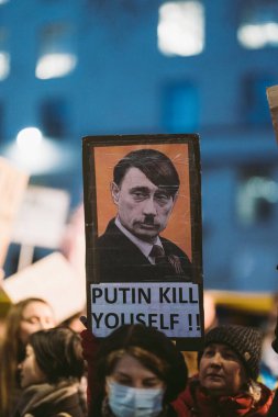 Hükümet, Londra, 124; İngiltere - 2022.02.25: Ukrayna halkı protesto ediyor, binlercesi Rusya 'ya İngiliz Hükümeti, AB ve ABD' den Ukrayna 'daki savaşı durdurmak için daha sert yaptırımlar talep etmek için toplandı