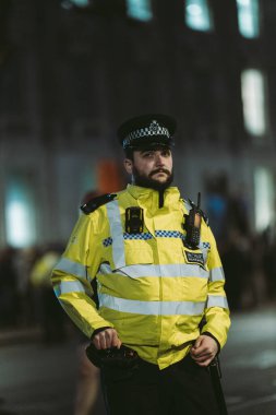 Hükümet, Londra, 124; İngiltere - 2022.02.25: İnsanlar Ukrayna 'daki savaşı durdurmak için Rusya' ya İngiliz Hükümeti, AB ve ABD 'den daha sert yaptırımlar talep etmek üzere toplanırken, polis memurları görev başında