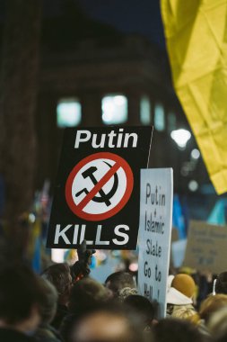 Hükümet, Londra, 124; İngiltere - 2022.02.25: Ukrayna halkı protesto ediyor, binlercesi Rusya 'ya İngiliz Hükümeti, AB ve ABD' den Ukrayna 'daki savaşı durdurmak için daha sert yaptırımlar talep etmek için toplandı