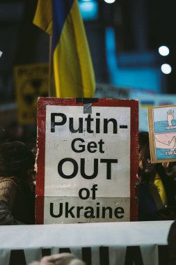 Hükümet, Londra, 124; İngiltere - 2022.02.25: Ukrayna halkı protesto ediyor, binlercesi Rusya 'ya İngiliz Hükümeti, AB ve ABD' den Ukrayna 'daki savaşı durdurmak için daha sert yaptırımlar talep etmek için toplandı