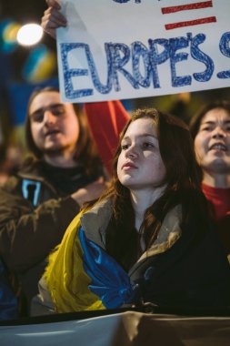 Hükümet, Londra, 124; İngiltere - 2022.02.25: Bayraklı Ukraynalı çocuklar, Rusya 'ya İngiliz Hükümeti, AB ve ABD' den Ukrayna 'daki savaşı durdurmak için daha sert yaptırımlar talep etmek üzere toplandılar