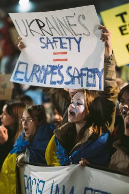 Hükümet, Londra, 124; İngiltere - 2022.02.25: Ukrayna halkı protesto ediyor, binlercesi Rusya 'ya İngiliz Hükümeti, AB ve ABD' den Ukrayna 'daki savaşı durdurmak için daha sert yaptırımlar talep etmek için toplandı