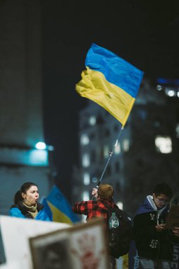Hükümet, Londra, 124; İngiltere - 2022.02.25: Ukrayna halkı protesto ediyor, binlercesi Rusya 'ya İngiliz Hükümeti, AB ve ABD' den Ukrayna 'daki savaşı durdurmak için daha sert yaptırımlar talep etmek için toplandı