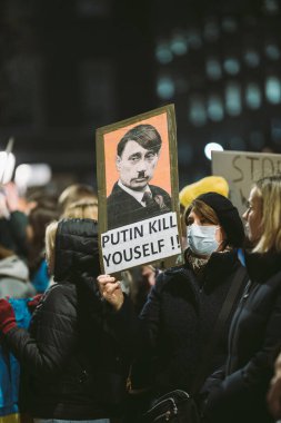 Hükümet, Londra, 124; İngiltere - 2022.02.25: Ukrayna halkı protesto ediyor, binlercesi Rusya 'ya İngiliz Hükümeti, AB ve ABD' den Ukrayna 'daki savaşı durdurmak için daha sert yaptırımlar talep etmek için toplandı