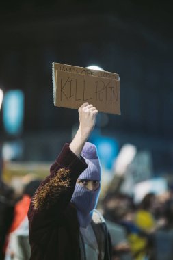 Hükümet, Londra, 124; İngiltere - 2022.02.25: Ukrayna halkı protesto ediyor, binlercesi Rusya 'ya İngiliz Hükümeti, AB ve ABD' den Ukrayna 'daki savaşı durdurmak için daha sert yaptırımlar talep etmek için toplandı