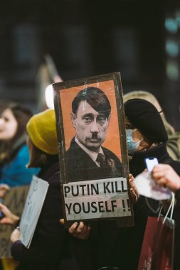 Hükümet, Londra (124; İngiltere - 2022.02.25): Ukrayna halkı, Rusya 'ya İngiliz Hükümeti, AB ve ABD' den Ukrayna 'daki savaşı durdurmak için daha sert yaptırımlar talep etmek üzere toplandı