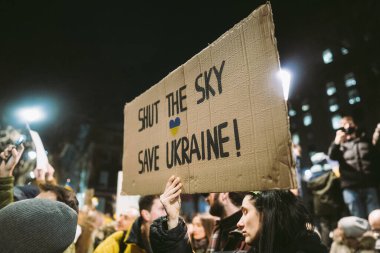 Hükümet, Londra, 124; İngiltere - 2022.02.25: Ukrayna halkı protesto ediyor, binlercesi Rusya 'ya İngiliz Hükümeti, AB ve ABD' den Ukrayna 'daki savaşı durdurmak için daha sert yaptırımlar talep etmek için toplandı