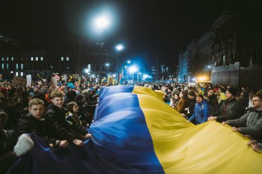 Hükümetin, Londra 'nın 124; İngiltere - 2022.02.25: Ukrayna halkı, Rusya' ya İngiliz Hükümeti, AB ve ABD 'den Ukrayna' daki savaşı durdurmak için daha sert yaptırımlar talep etmek amacıyla büyük bir bayrak kaldırdı