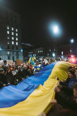 Hükümetin, Londra 'nın 124; İngiltere - 2022.02.25: Ukrayna halkı, Rusya' ya İngiliz Hükümeti, AB ve ABD 'den Ukrayna' daki savaşı durdurmak için daha sert yaptırımlar talep etmek amacıyla büyük bir bayrak kaldırdı