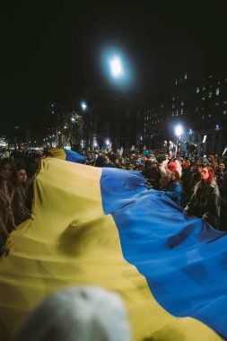 Hükümet, Londra, 124; İngiltere - 2022.02.25: Ukrayna halkı protesto ediyor, binlercesi Rusya 'ya İngiliz Hükümeti, AB ve ABD' den Ukrayna 'daki savaşı durdurmak için daha sert yaptırımlar talep etmek için toplandı