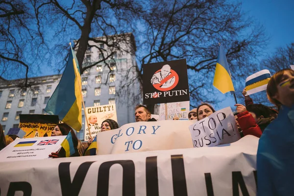 Downing Street Londýn 2022 Ukrajinci Prapory Vlajkami Shromažďují Aby Britské — Stock fotografie