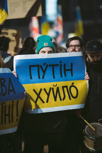 Downing Street Λονδίνο 2022 Ουκρανοί Πανό Και Σημαίες Συγκεντρώνονται Για — Φωτογραφία Αρχείου