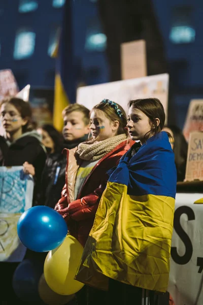 Downing Street Londres 2022 Niños Ucranianos Con Banderas Protestan Miles —  Fotos de Stock