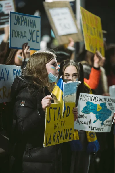 Downing Street Λονδίνο 2022 Ουκρανικά Παιδιά Σημαίες Διαδηλώνουν Χιλιάδες Συγκεντρώνονται — Φωτογραφία Αρχείου