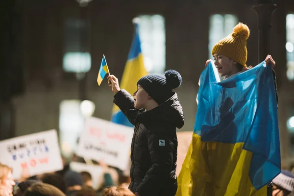 Downing Street Londyn Wielka Brytania 2022 Ukraińskie Dzieci Flagami Protestują — Zdjęcie stockowe
