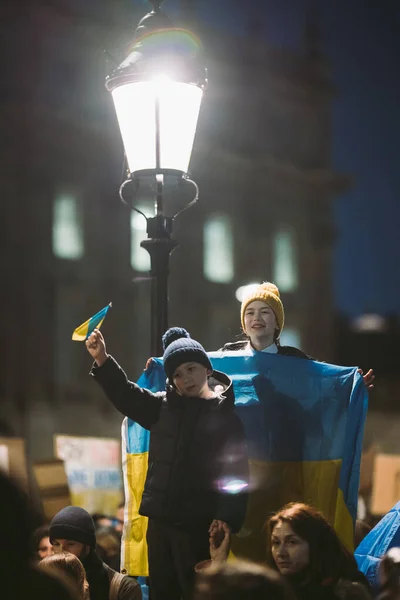 Downing Street Londres Reino Unido 2022 Crianças Ucranianas Com Bandeiras — Fotografia de Stock