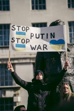 Hükümet, Londra, 124; İngiltere - 2022.02.26: Ukrayna halkı protesto etti, binlercesi Ukrayna 'daki savaşı durdurmak için Rusya' ya İngiliz Hükümeti, AB ve ABD 'den daha sert yaptırımlar talep etmek için toplandı