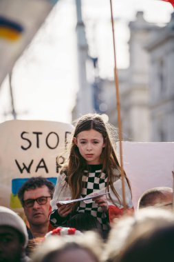 Hükümetin, Londra 'da 124; İngiltere - 2022.02.26: Bayraklı genç Ukrayna' daki savaşı durdurmak için Rusya 'dan daha sert yaptırımlar talep etmek üzere toplandılar