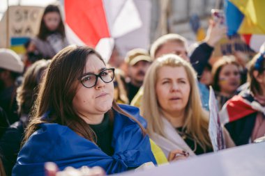 Hükümet, Londra, 124; İngiltere - 2022.02.26: Ukrayna halkı protesto etti, binlercesi Ukrayna 'daki savaşı durdurmak için Rusya' ya İngiliz Hükümeti, AB ve ABD 'den daha sert yaptırımlar talep etmek için toplandı
