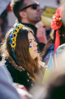 Hükümet, Londra, 124; İngiltere - 2022.02.26: Ukrayna halkı protesto etti, binlercesi Ukrayna 'daki savaşı durdurmak için Rusya' ya İngiliz Hükümeti, AB ve ABD 'den daha sert yaptırımlar talep etmek için toplandı