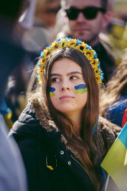 Hükümet, Londra, 124; İngiltere - 2022.02.26: Ukrayna halkı protesto etti, binlercesi Ukrayna 'daki savaşı durdurmak için Rusya' ya İngiliz Hükümeti, AB ve ABD 'den daha sert yaptırımlar talep etmek için toplandı