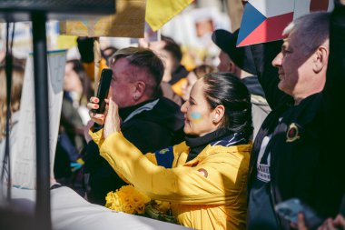 Hükümet, Londra, 124; İngiltere - 2022.02.26: Ukrayna halkı protesto etti, binlercesi Ukrayna 'daki savaşı durdurmak için Rusya' ya İngiliz Hükümeti, AB ve ABD 'den daha sert yaptırımlar talep etmek için toplandı