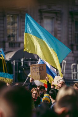 Hükümet, Londra, 124; İngiltere - 2022.02.26: Ukrayna halkı protesto etti, binlercesi Ukrayna 'daki savaşı durdurmak için Rusya' ya İngiliz Hükümeti, AB ve ABD 'den daha sert yaptırımlar talep etmek için toplandı