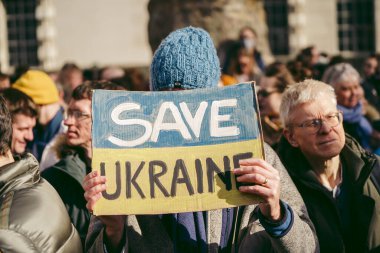 Hükümet, Londra, 124; İngiltere - 2022.02.26: Ukrayna halkı protesto etti, binlercesi Ukrayna 'daki savaşı durdurmak için Rusya' ya İngiliz Hükümeti, AB ve ABD 'den daha sert yaptırımlar talep etmek için toplandı