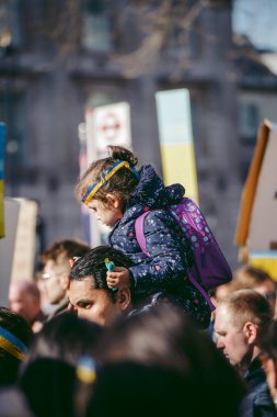 Hükümet, Londra, 124; İngiltere - 2022.02.26: Ukrayna halkı protesto etti, binlercesi Ukrayna 'daki savaşı durdurmak için Rusya' ya İngiliz Hükümeti, AB ve ABD 'den daha sert yaptırımlar talep etmek için toplandı