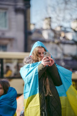 Hükümet, Londra, 124; İngiltere - 2022.02.26: Ukrayna halkı protesto etti, binlercesi Ukrayna 'daki savaşı durdurmak için Rusya' ya İngiliz Hükümeti, AB ve ABD 'den daha sert yaptırımlar talep etmek için toplandı
