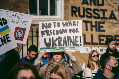 Hükümet, Londra, 124; İngiltere - 2022.02.26: Ukrayna halkı protesto etti, binlercesi Ukrayna 'daki savaşı durdurmak için Rusya' ya İngiliz Hükümeti, AB ve ABD 'den daha sert yaptırımlar talep etmek için toplandı