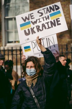 Hükümet, Londra, 124; İngiltere - 2022.02.26: Ukrayna halkı protesto etti, binlercesi Ukrayna 'daki savaşı durdurmak için Rusya' ya İngiliz Hükümeti, AB ve ABD 'den daha sert yaptırımlar talep etmek için toplandı
