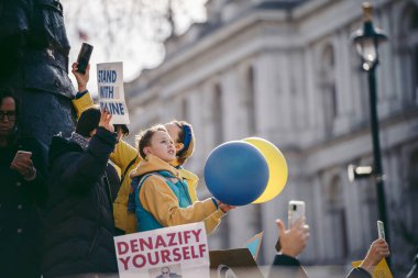 Hükümetin, Londra 'da 124; İngiltere - 2022.02.26: Bayraklı genç Ukrayna' daki savaşı durdurmak için Rusya 'dan daha sert yaptırımlar talep etmek üzere toplandılar