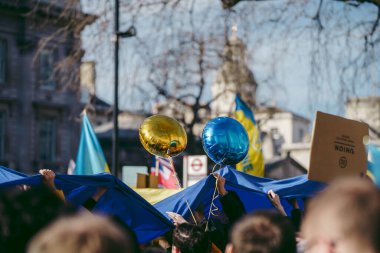 Hükümet, Londra, 124; İngiltere - 2022.02.26: Ukrayna halkı protesto etti, binlercesi Ukrayna 'daki savaşı durdurmak için Rusya' ya İngiliz Hükümeti, AB ve ABD 'den daha sert yaptırımlar talep etmek için toplandı