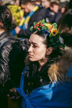 Hükümet, Londra, 124; İngiltere - 2022.02.26: Ukrayna halkı protesto etti, binlercesi Ukrayna 'daki savaşı durdurmak için Rusya' ya İngiliz Hükümeti, AB ve ABD 'den daha sert yaptırımlar talep etmek için toplandı