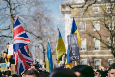 Hükümet, Londra, 124; İngiltere - 2022.02.26: Ukrayna halkı protesto etti, binlercesi Ukrayna 'daki savaşı durdurmak için Rusya' ya İngiliz Hükümeti, AB ve ABD 'den daha sert yaptırımlar talep etmek için toplandı