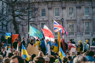 Hükümet, Londra, 124; İngiltere - 2022.02.26: Ukrayna halkı protesto etti, binlercesi Ukrayna 'daki savaşı durdurmak için Rusya' ya İngiliz Hükümeti, AB ve ABD 'den daha sert yaptırımlar talep etmek için toplandı