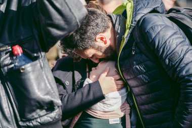 Hükümet, Londra, 124; İngiltere - 2022.02.26: Ukrayna halkı protesto etti, binlercesi Ukrayna 'daki savaşı durdurmak için Rusya' ya İngiliz Hükümeti, AB ve ABD 'den daha sert yaptırımlar talep etmek için toplandı