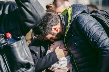 Hükümet, Londra, 124; İngiltere - 2022.02.26: Ukrayna halkı protesto etti, binlercesi Ukrayna 'daki savaşı durdurmak için Rusya' ya İngiliz Hükümeti, AB ve ABD 'den daha sert yaptırımlar talep etmek için toplandı