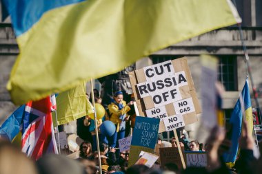 Hükümet, Londra, 124; İngiltere - 2022.02.26: Ukrayna halkı protesto etti, binlercesi Ukrayna 'daki savaşı durdurmak için Rusya' ya İngiliz Hükümeti, AB ve ABD 'den daha sert yaptırımlar talep etmek için toplandı