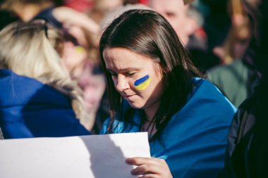 Hükümet, Londra, 124; İngiltere - 2022.02.26: Ukrayna halkı protesto etti, binlercesi Ukrayna 'daki savaşı durdurmak için Rusya' ya İngiliz Hükümeti, AB ve ABD 'den daha sert yaptırımlar talep etmek için toplandı