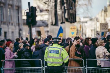 Başbakanlık Caddesi, Londra, 124; İngiltere - 2022.02.26: Ukrayna 'da savaş ve Rus işgalini protesto eden polis memurları