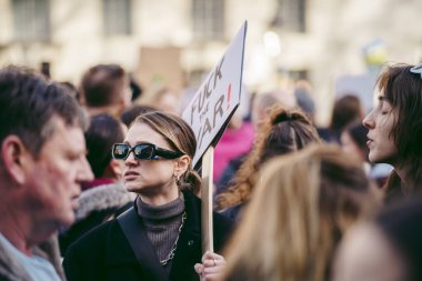 Hükümet, Londra, 124; İngiltere - 2022.02.26: Ukrayna halkı protesto etti, binlercesi Ukrayna 'daki savaşı durdurmak için Rusya' ya İngiliz Hükümeti, AB ve ABD 'den daha sert yaptırımlar talep etmek için toplandı
