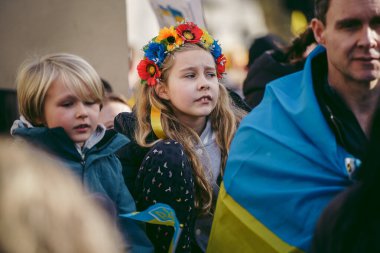 Hükümetin, Londra 'da 124; İngiltere - 2022.02.26: Bayraklı genç Ukrayna' daki savaşı durdurmak için Rusya 'dan daha sert yaptırımlar talep etmek üzere toplandılar