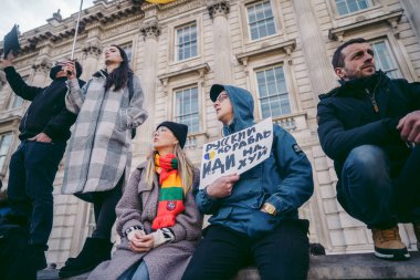 Hükümet, Londra, 124; İngiltere - 2022.02.26: Ukrayna halkı protesto etti, binlercesi Ukrayna 'daki savaşı durdurmak için Rusya' ya İngiliz Hükümeti, AB ve ABD 'den daha sert yaptırımlar talep etmek için toplandı