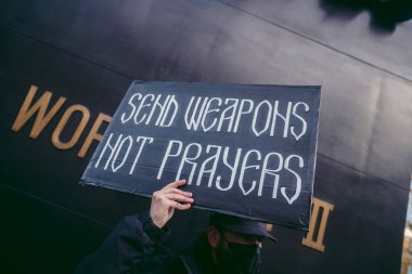 Hükümet, Londra, 124; İngiltere - 2022.02.26: Ukrayna halkı protesto etti, binlercesi Ukrayna 'daki savaşı durdurmak için Rusya' ya İngiliz Hükümeti, AB ve ABD 'den daha sert yaptırımlar talep etmek için toplandı