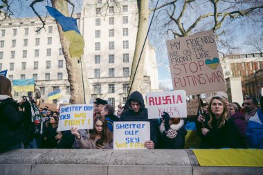 Hükümet, Londra, 124; İngiltere - 2022.02.26: Ukrayna halkı protesto etti, binlercesi Ukrayna 'daki savaşı durdurmak için Rusya' ya İngiliz Hükümeti, AB ve ABD 'den daha sert yaptırımlar talep etmek için toplandı